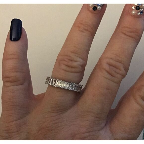 Gorgeous New 5.5 Ct Emerald Cut Sim Diamond Eternity Band Ring Sz 8~925 Sterling - Picture 4 of 6